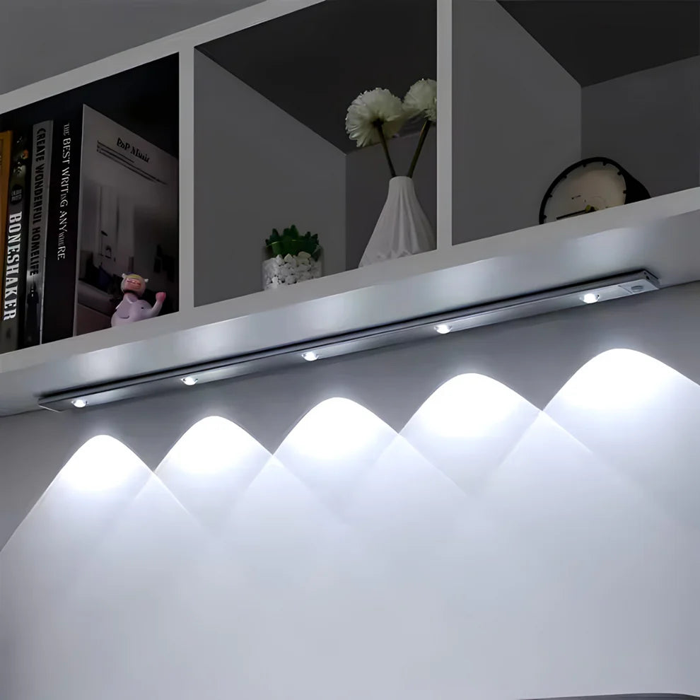 Univerzalna LED lampa sa senzorom pokreta za kuću